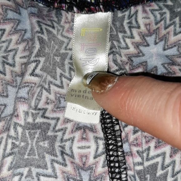 LuLaRoe Tall & Curvy Geometric Design Leggings - Picture 3 of 5